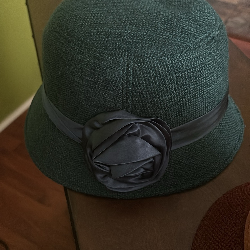 Elegant Women's Green and Brown Hats with Floral Accent - Picture 3 of 3